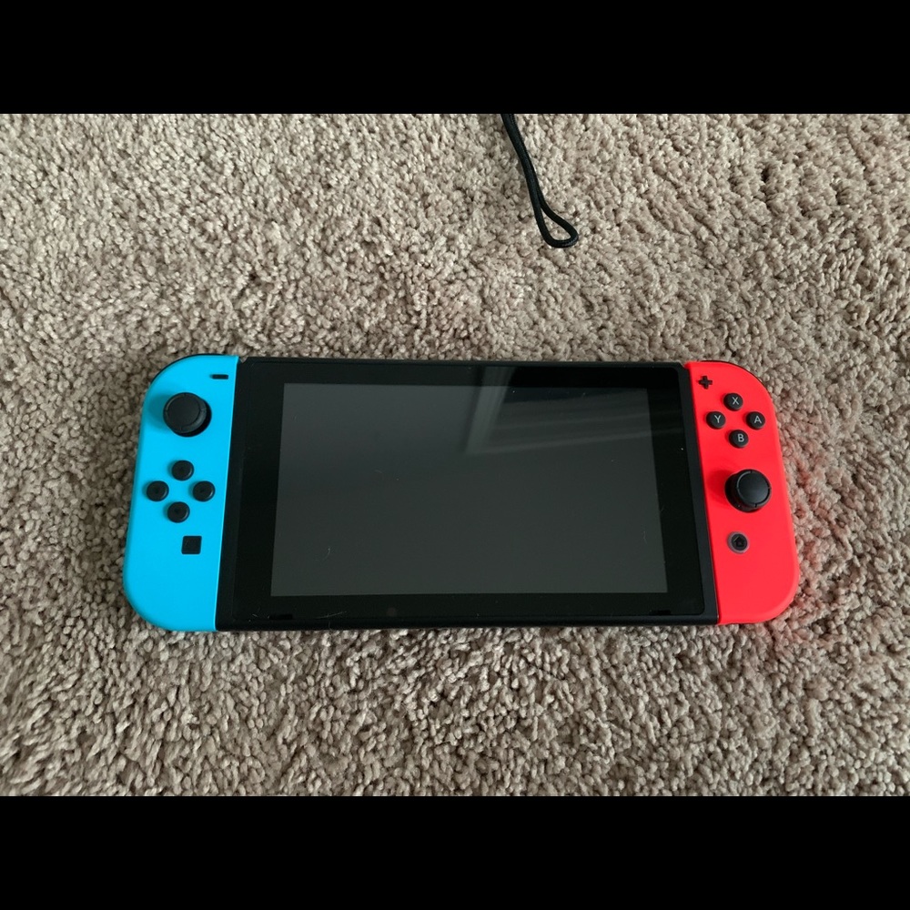 Nintendo Switch - Picture 2 of 3